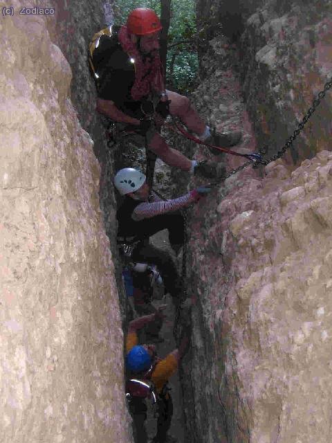 Japallas ha subido el muro y ayuda desde arriba a los demás