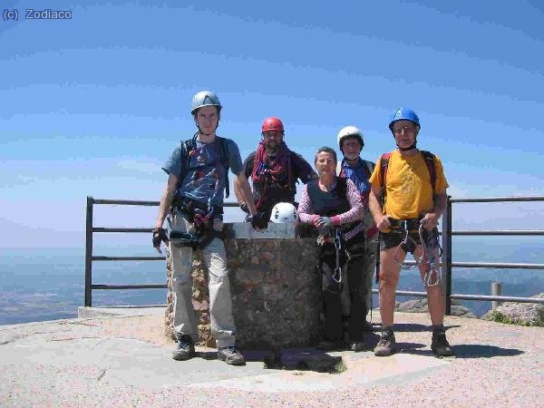 los cinco coronando el macizo de Montserrat, final de la vía ferrata