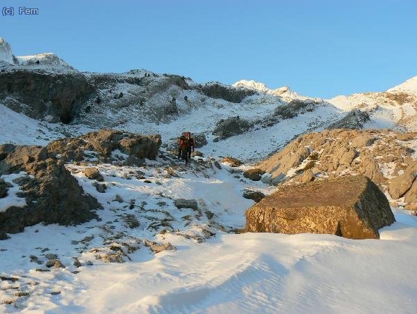 Al fondo del valle asoma ya el Otal, ¡todavía queda bastante lejos!