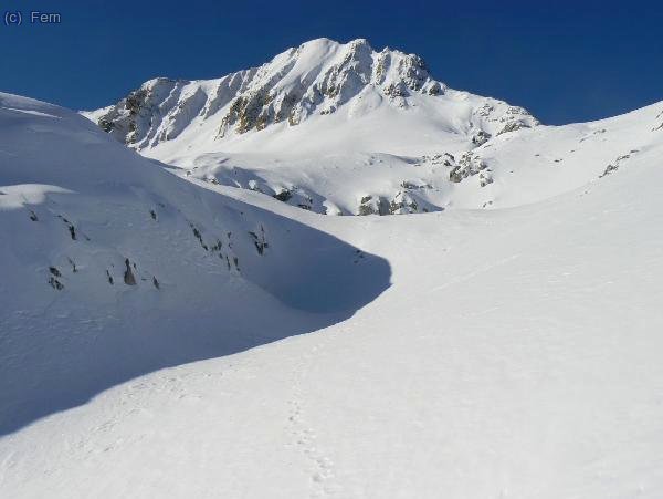 La cara este del Pico Otal, con sus corredores que a esta distancia impresionan