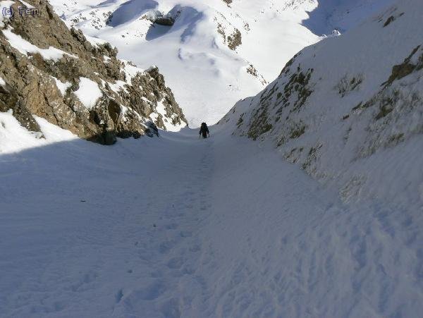 Dave y Eva subiendo por el corredor central, que va a dar prácticamente a la cumbre, siguiendo las huellas de Fern. El resto, ascendieron por un corredor un poco más inclinado a la izquierda de éste.