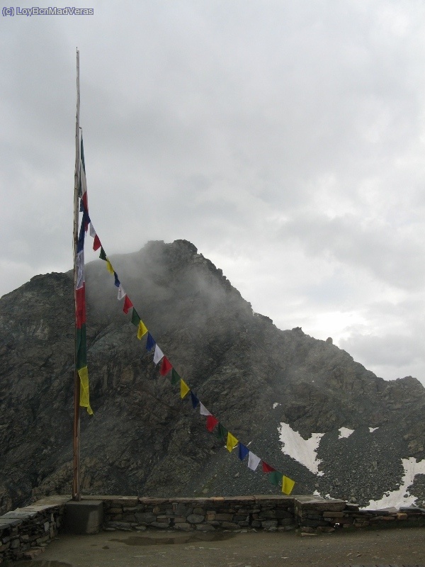 Banderas de oración en la terraza del refugio Guggliemina