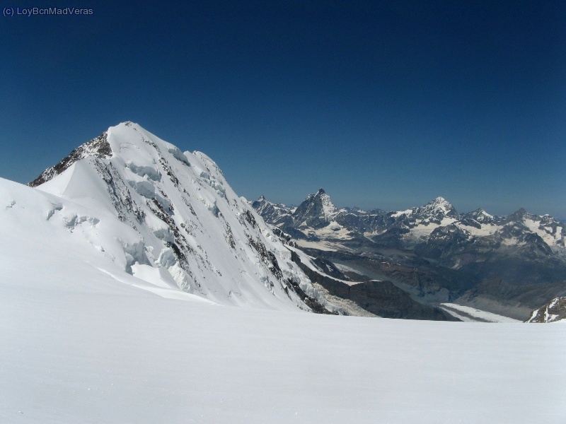 Lyskam, al fondo impresionante el Cervino