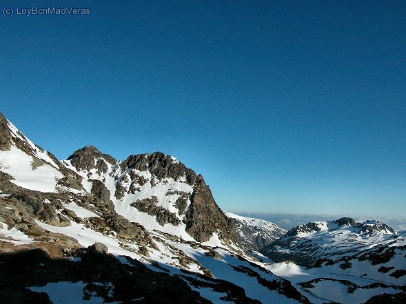 Al fondo el llac de Juclar... la pared que se ve a la izquierda nos dejo cautivados