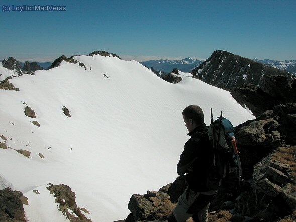 Empezamos el descenso. al fondo el Pic de NoÃ© y mÃ¡s al fondo el dÂ´Alba