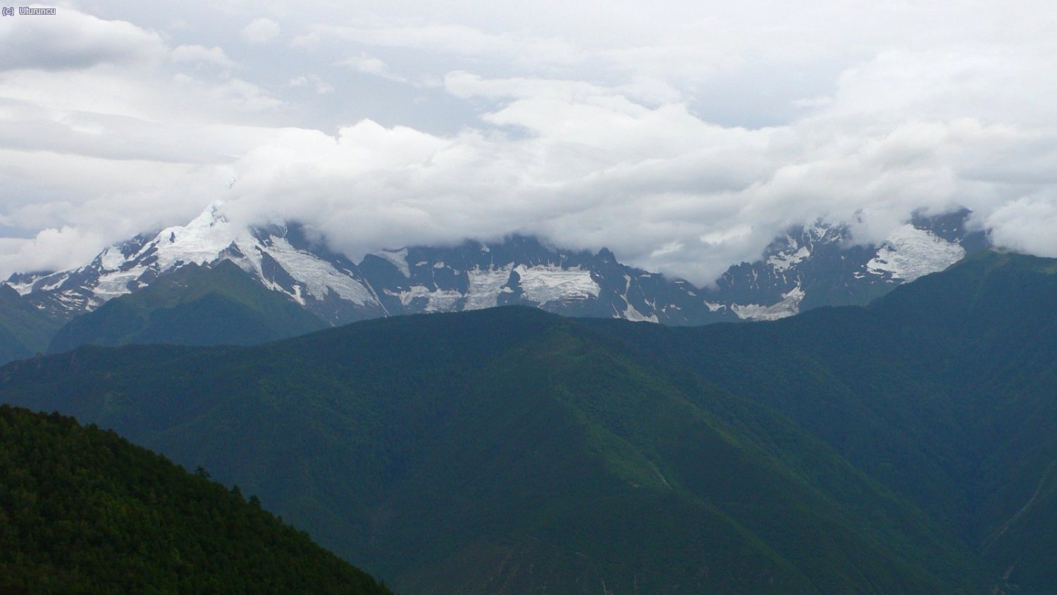 Montañas Meili entre las nubes del monzón