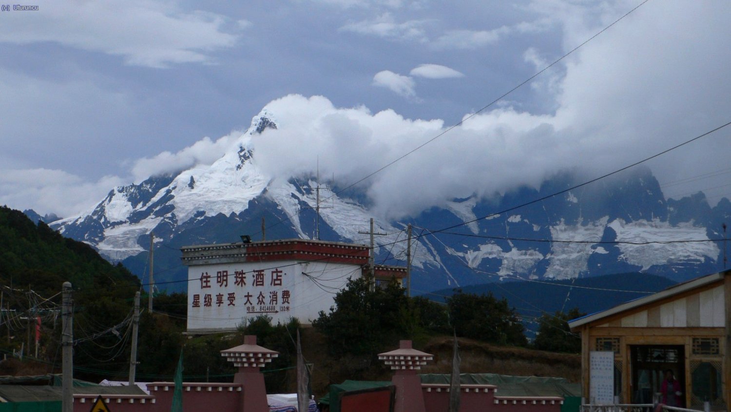 Montañas Meili (ramal oriental del Himalaya), que superan los 6000m, en este caso es probablemente la hermana occidental del Mt. Kawa Garbo (o Kawagebo)