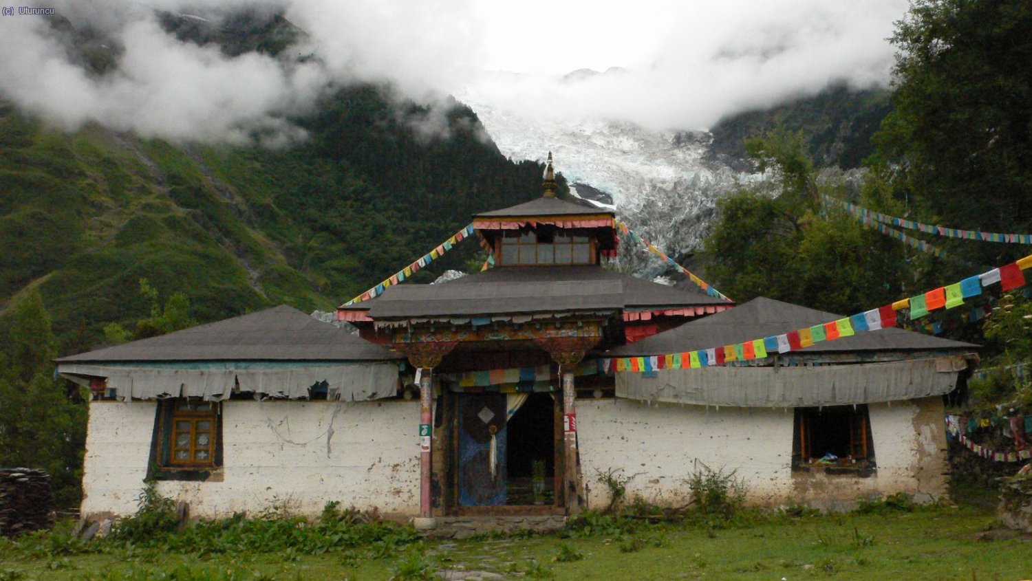 Monasterio superior sobre el glaciar de Mingyong, a unos 3180m de altitud