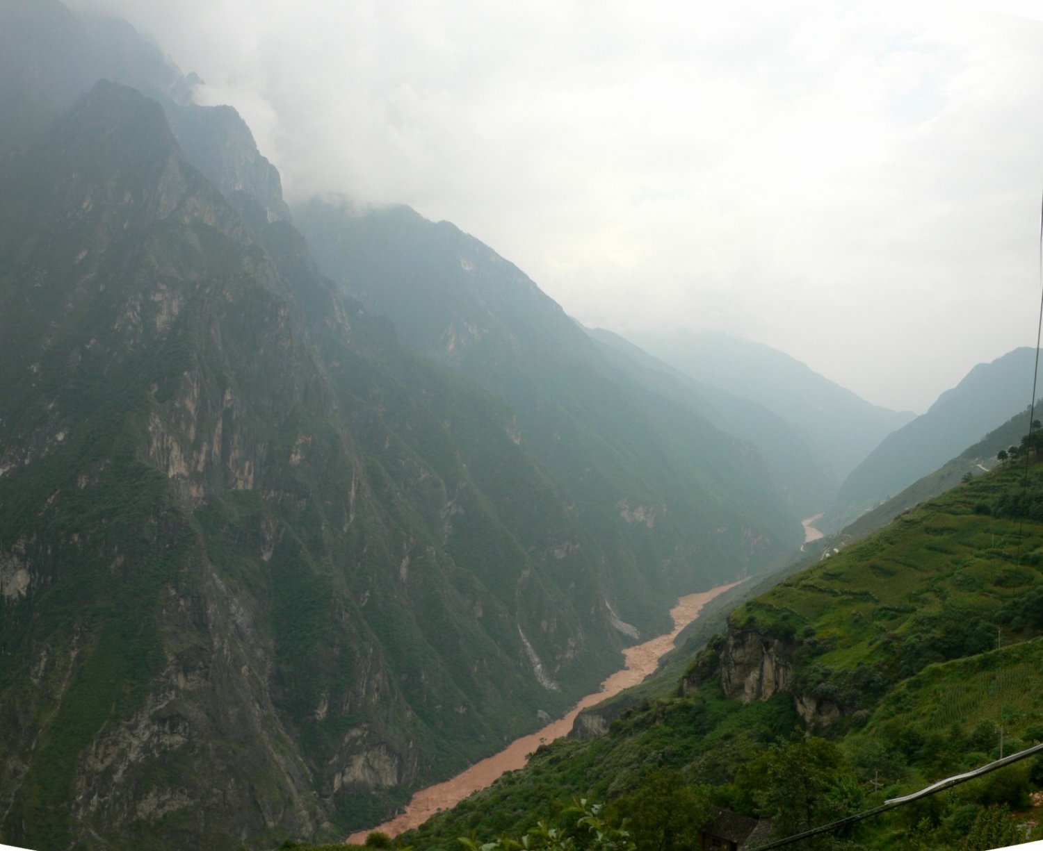 Tiger Leaping Gorge, sobre el río Yang Tse. Ver también galería más extensa del trekking del Salto del Tigre: http://uturuncu.madteam.net/galerias/2009-04/4859-tiger-leaping-gorge/