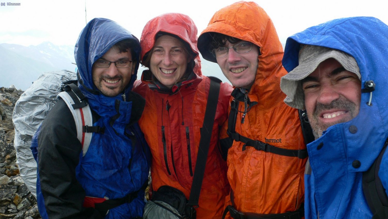 Padeciendo los rigores del monzón en una cima de unos 4710m, de nombre desconocido (coordenadas UTM 508396E, 3132000N, huso 47), cerca de Baima Pass.