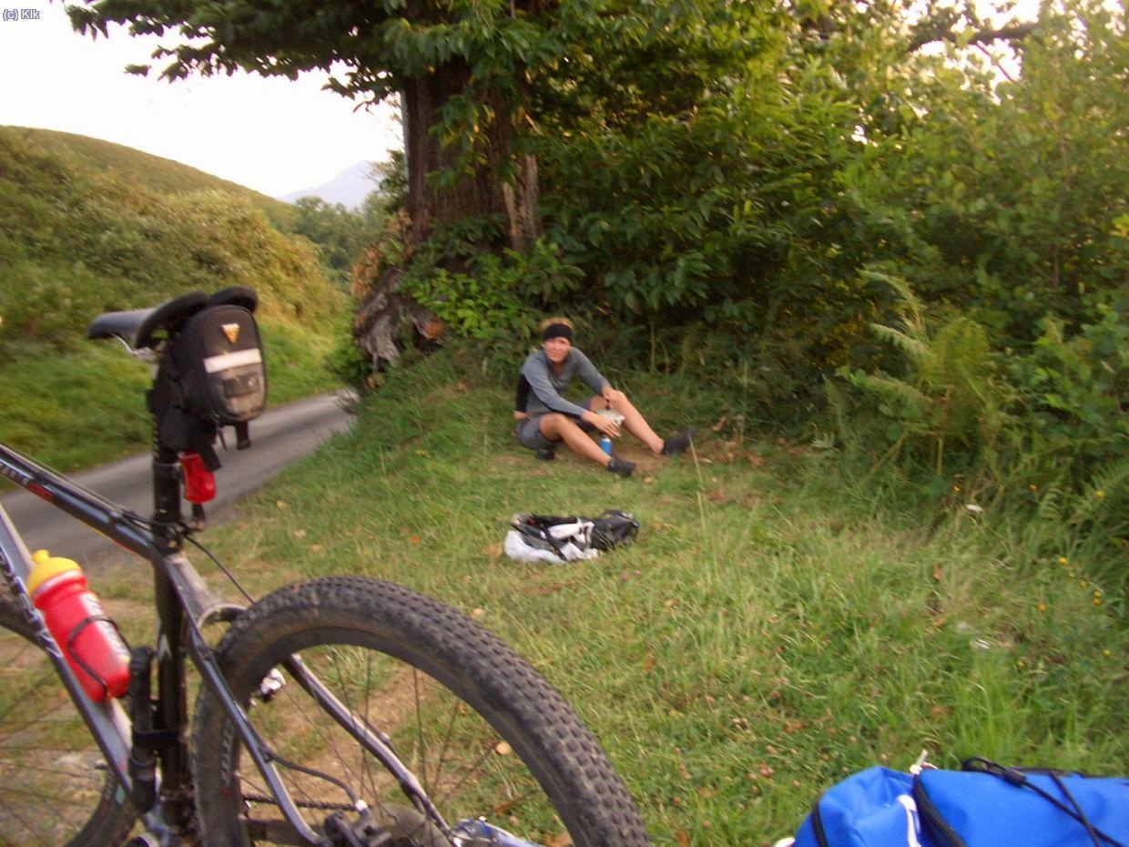 Vista del agujero donde hemos dormido... vya mierda de noche hemos pasado.. y Elena preparando fideos chinos para almorzar.. no hay mas ..estamos en medio de la mountain.. y hay q pedalear tela!!