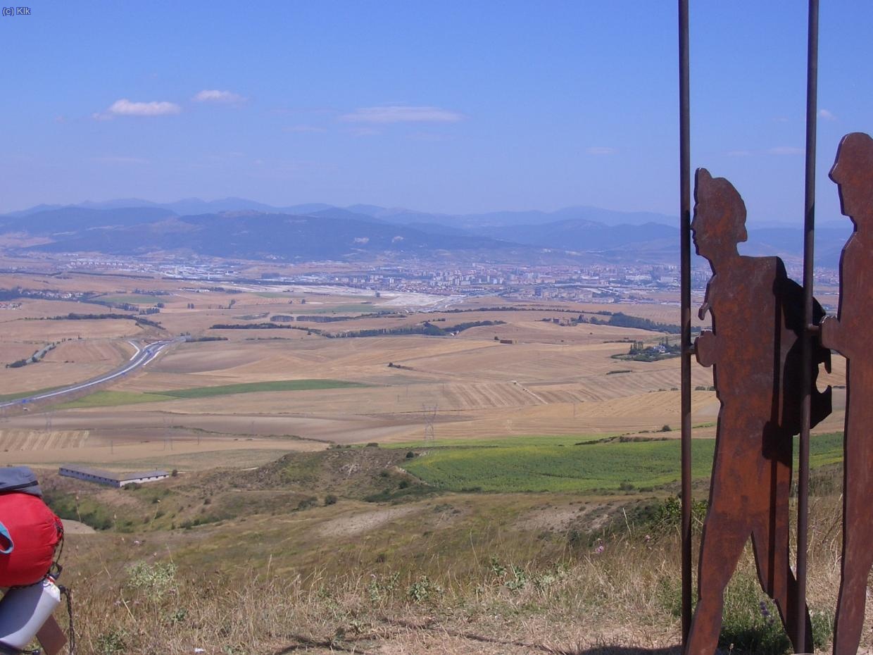 esta foto es especial... las montañas del fondo son (detras de ellas s) de donde venimos..san jean.. luego pamplona.. y desde alli hasta aqui arriba