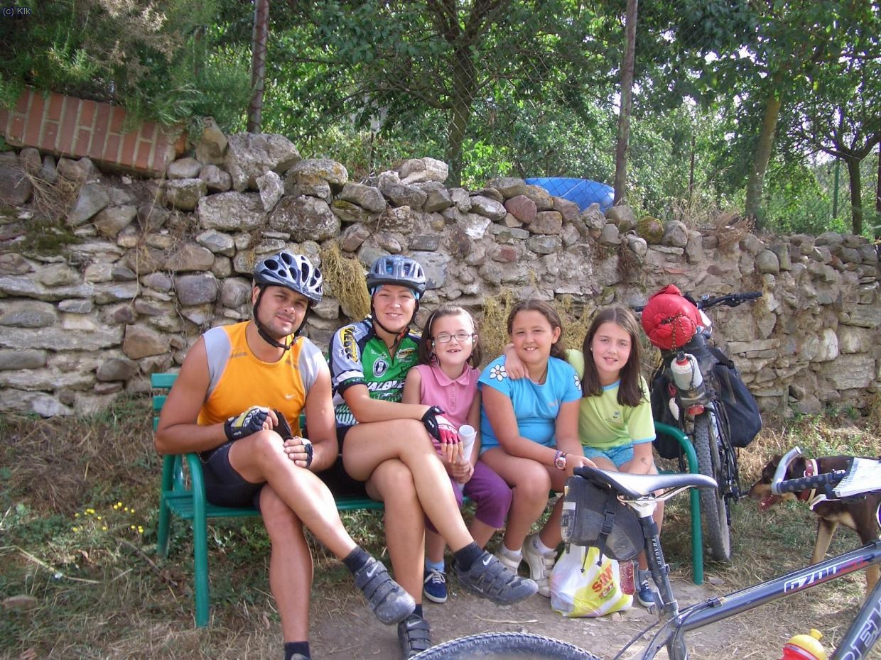 Estas niñas .. algun dia montaran algun albergue!.. casi nos quedamos convencidos por ellas.. seran buenas comerciales!!