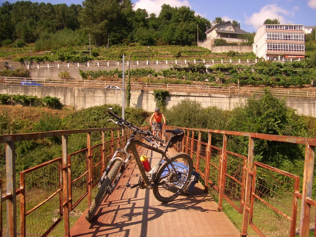 saliendo por un puente viejo