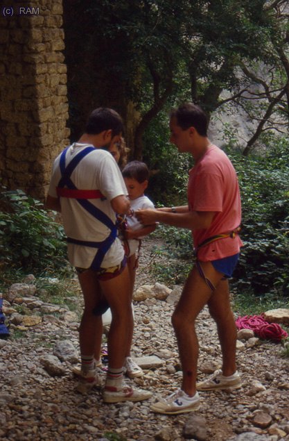 Asegurando a "Gere" el pequeño Jefe.