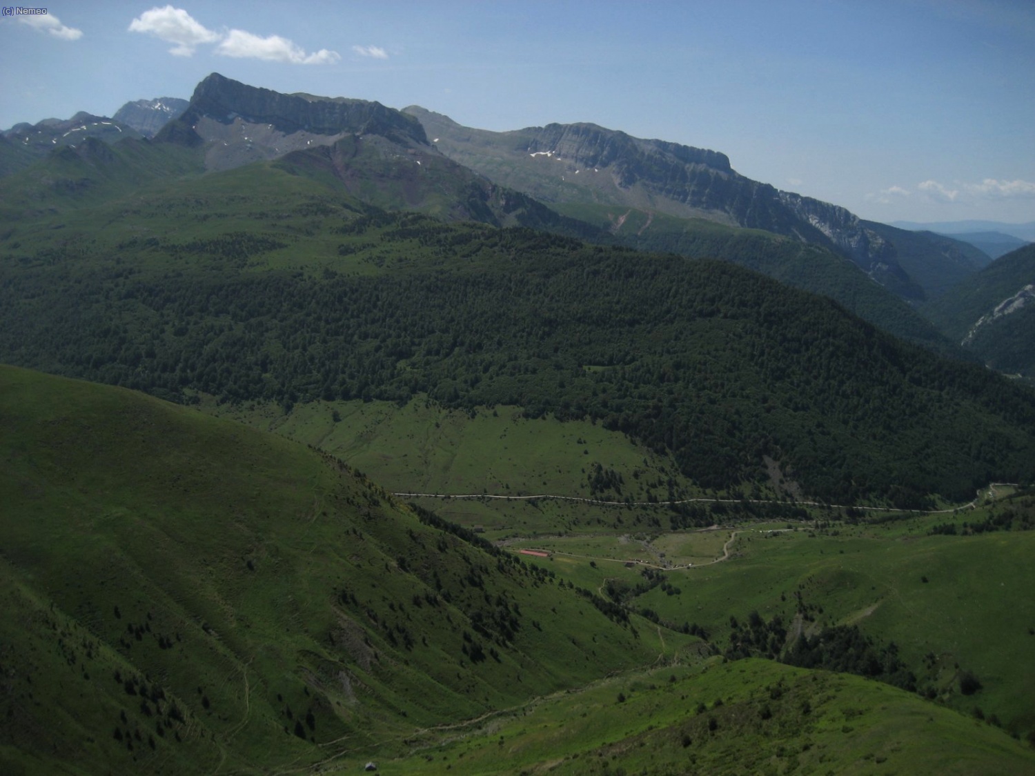 Vista de la selva de oza y el castillo de acher.