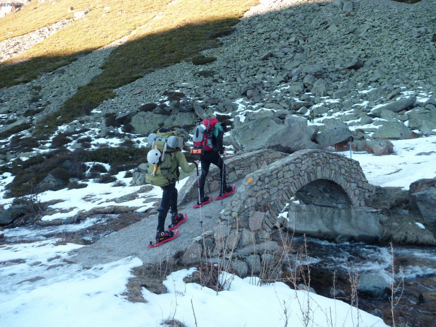 Pasando el puente de piedra.