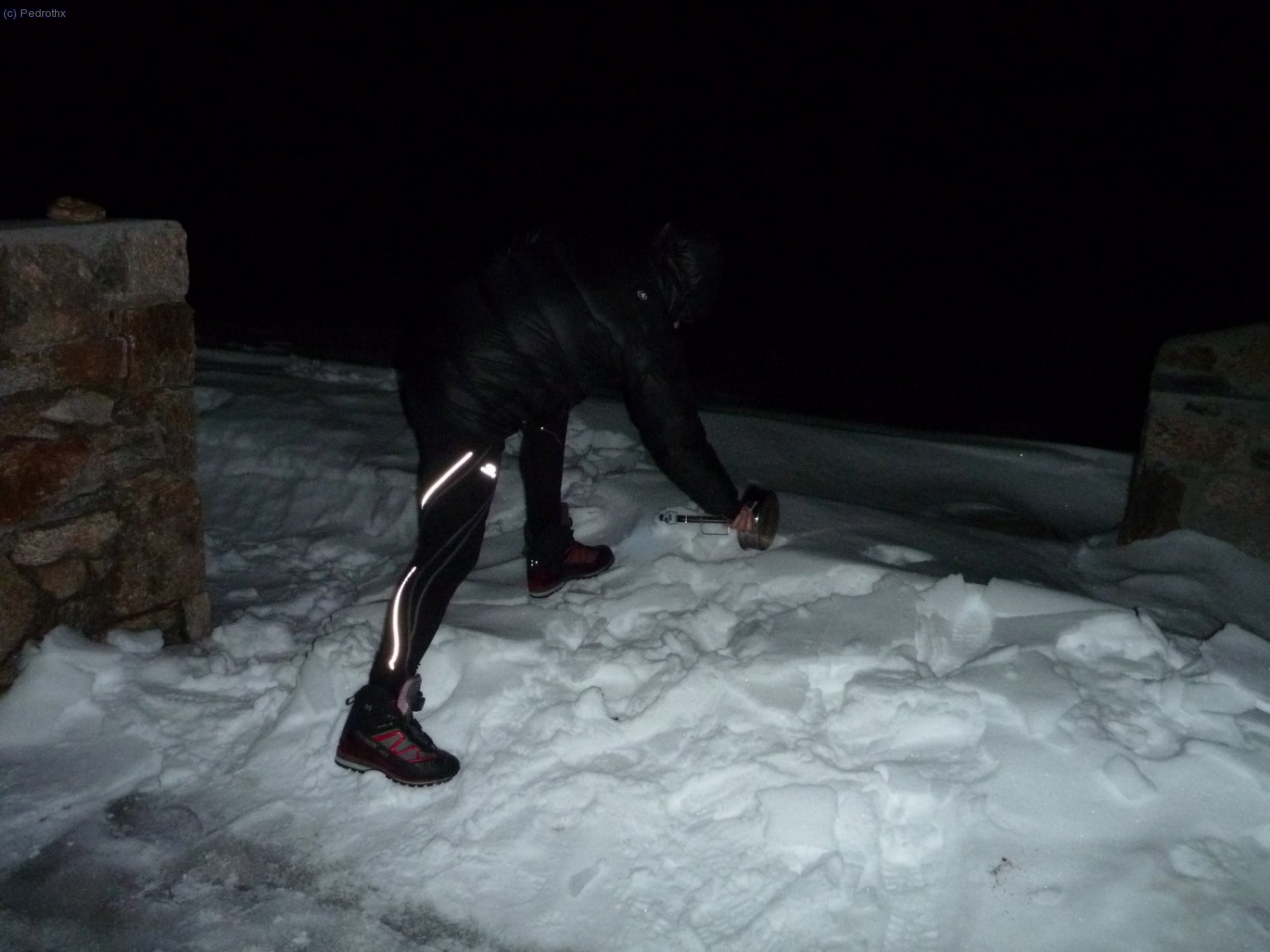 Rafa recogiendo nieve para hacer la cena.