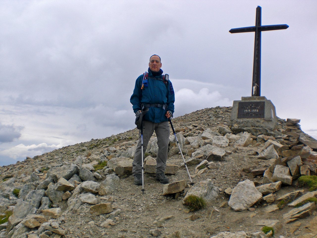 Primer cim del Bastiments, on està la creu.
(Primera ascensió del dia 25, per si l