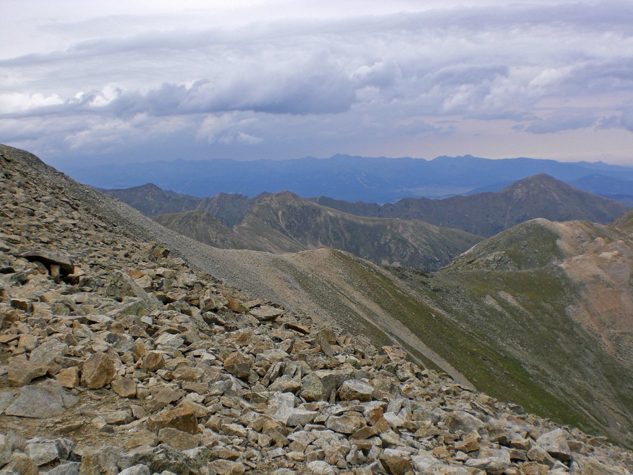 Vistes del coll de Bacivers i la serra de Comamitjana al fons.