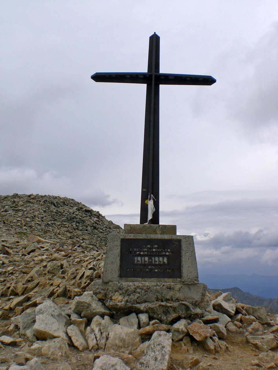 Primer cim del Bastiments, on està la creu.