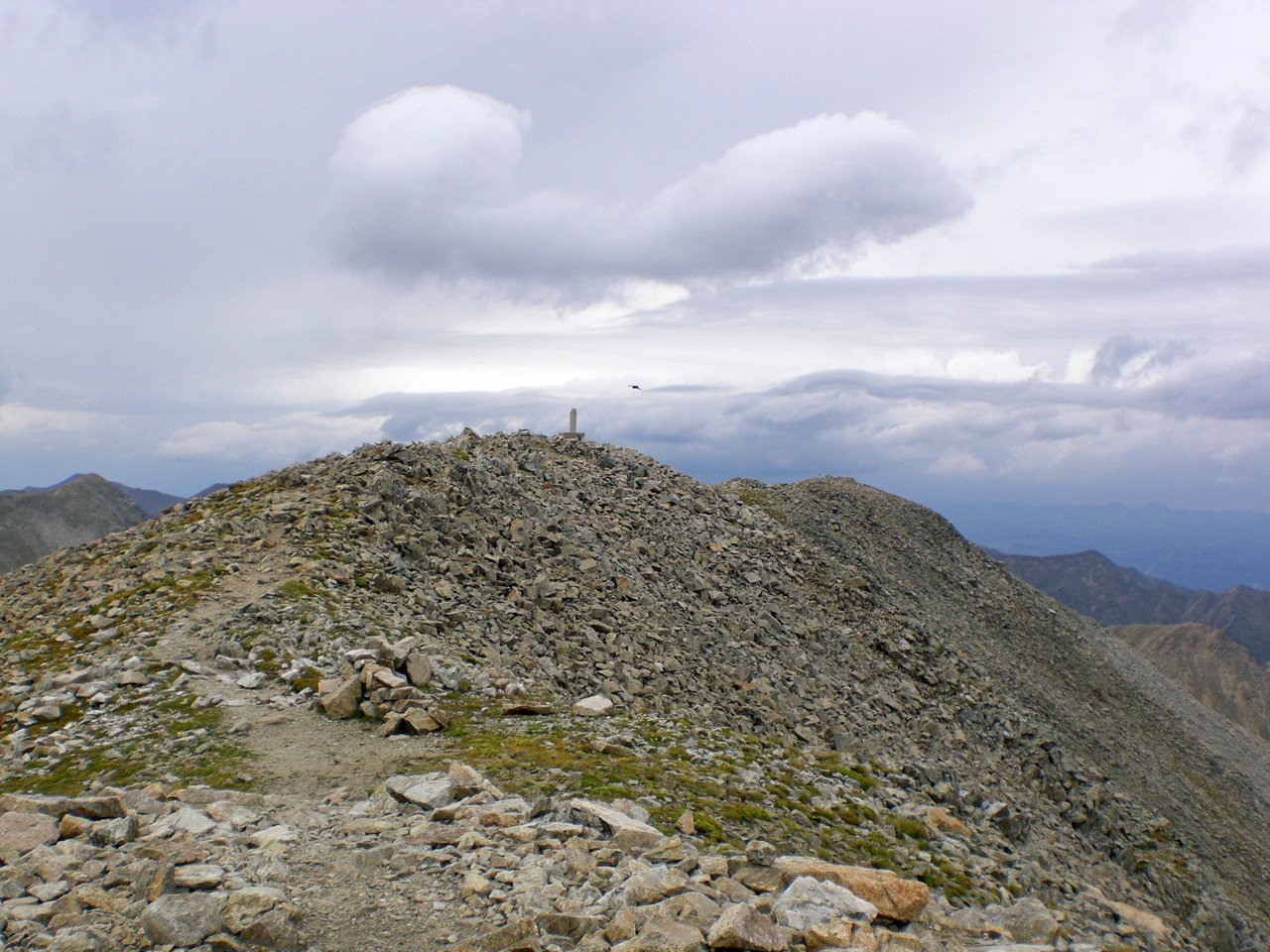 Vistes del segon i tercer cim del Bastiments des del primer (creu).