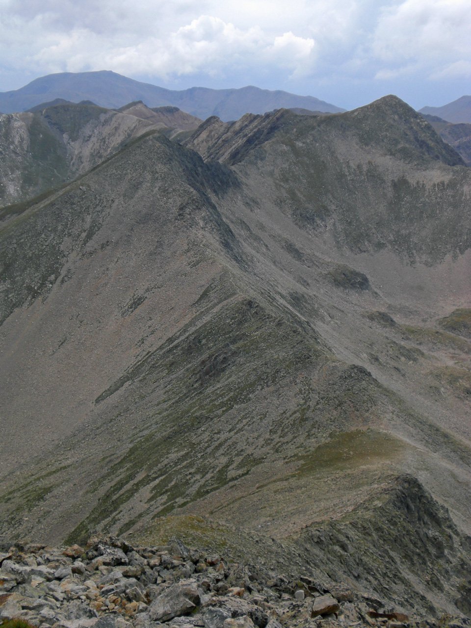 Collades de les Comes de Malinfern amb el Freser en primer pla i al fons a la dreta el Pic de l