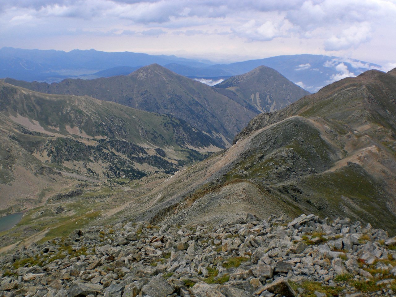 Vistes de la Coma Mitjana i la serra.