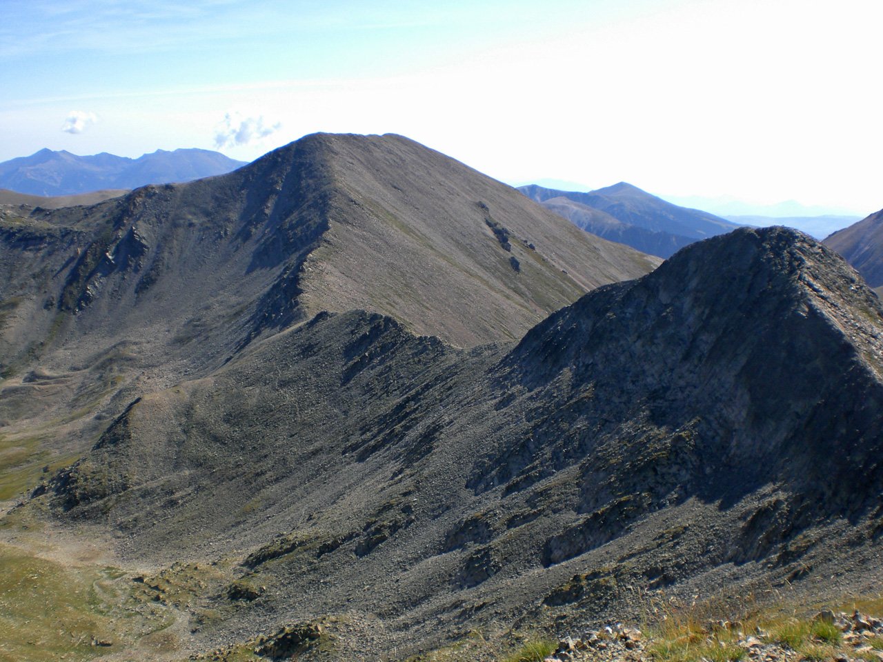 Vistes de les Collades de les Comes de Malinfern amb el Freser en primer pla a la dreta i al fons el Bastiments, des del Pic de l