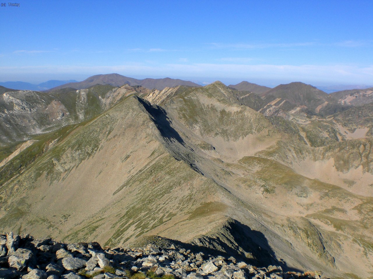 Collades de les Comes de Malinfern amb el Freser en primer pla i al fons el Pic de l