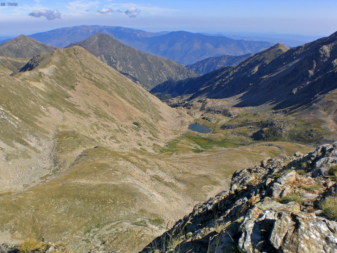 Vistes de la Coma Mitjana amb un dels seus estanys des de les Comes de Malinfern.