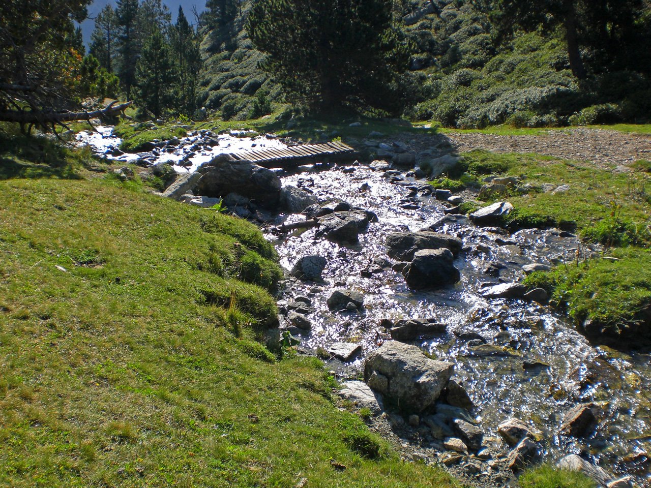 El riu Ter amb el pont que està al camí del refugi.