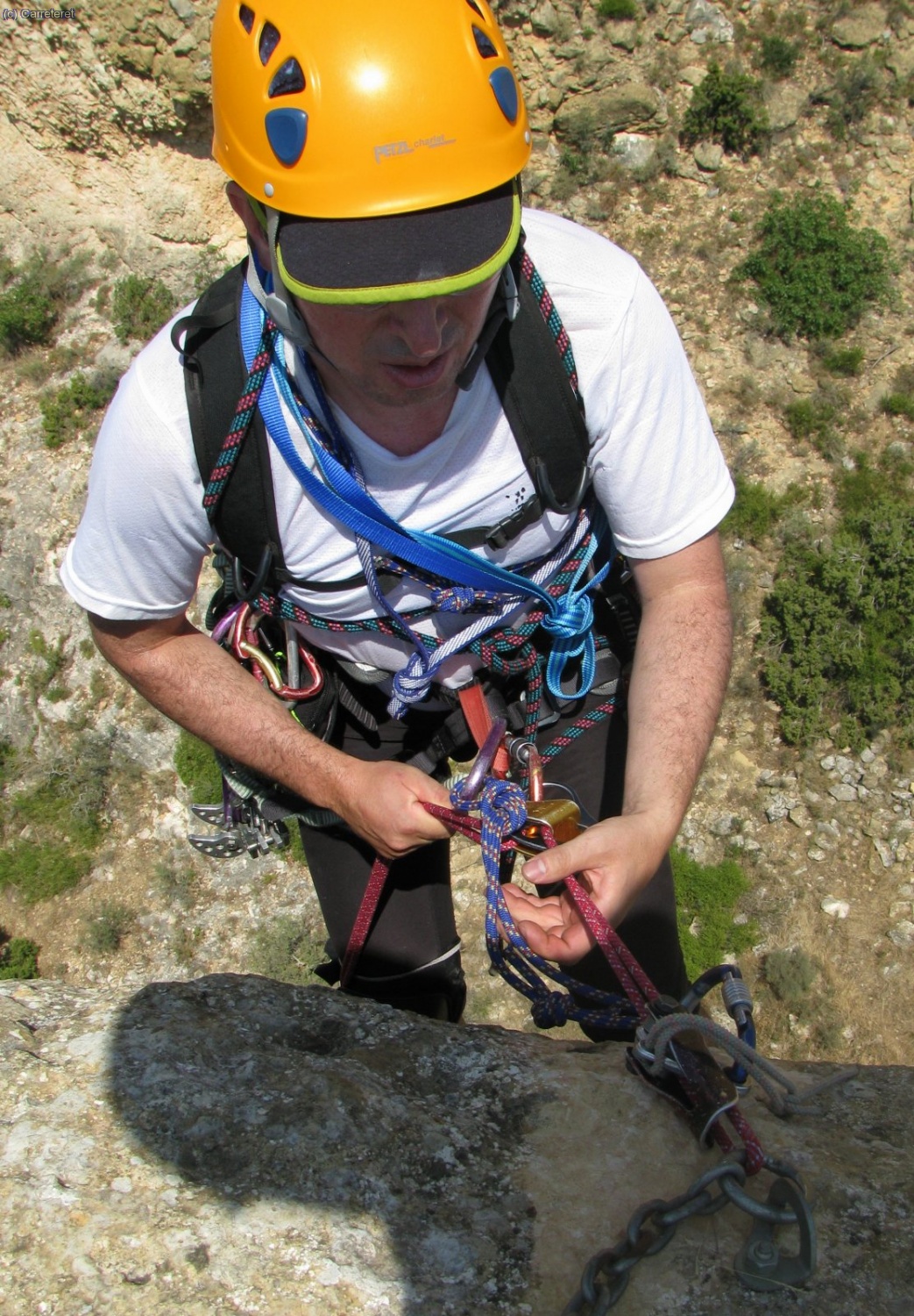 El rapel amb una sortida molt seria. 25 metres volats.