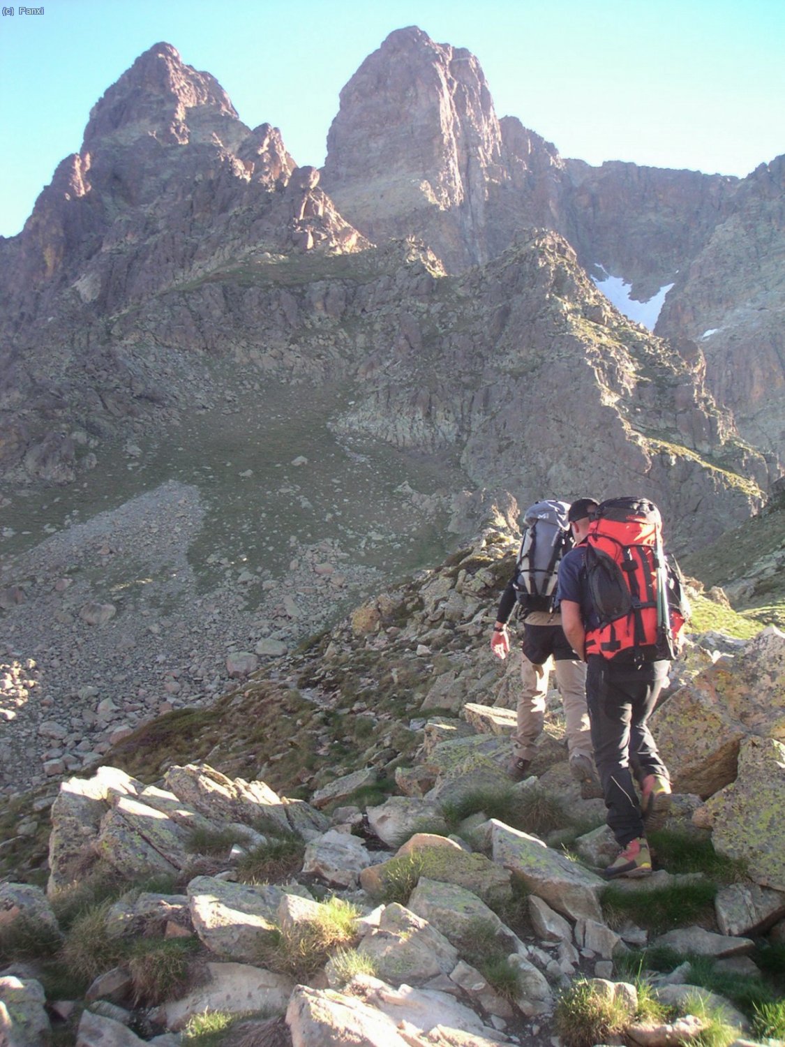 De bon matí, un cop al coll de Peyreget, enfilem la cresta, priemer per un camí...