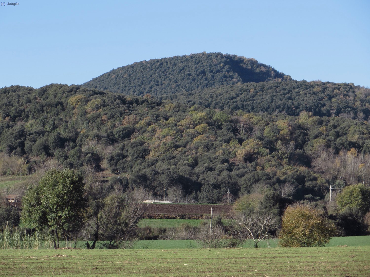 Detrás, el Volcán El Croscat